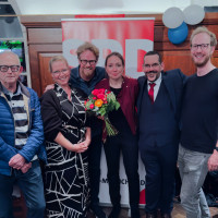 Mitglieder aus dem Briennerviertel gratulieren Philippa nach der Wahl