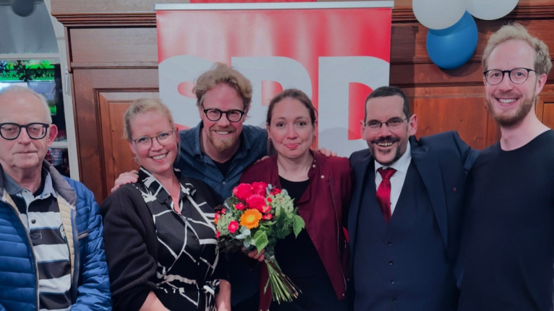 Mitglieder des Ortsverein gratulieren Philippa